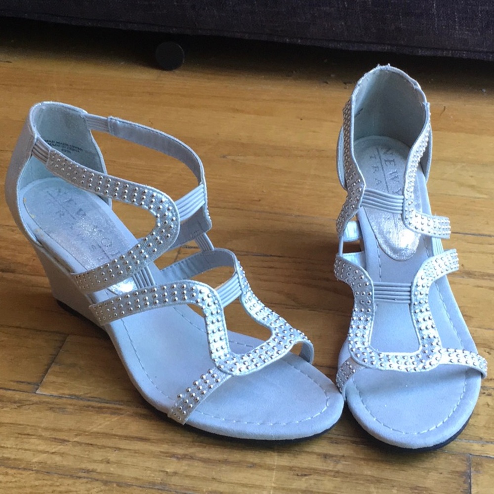 New York transit, size 7 1/2 W. Beautiful for a wedding. Silver